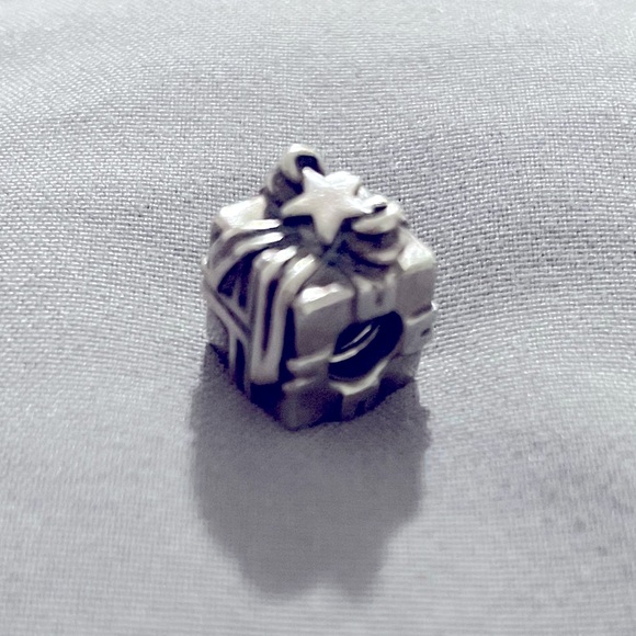 Pandora Gleaming Gift Present Charm - Picture 1 of 6